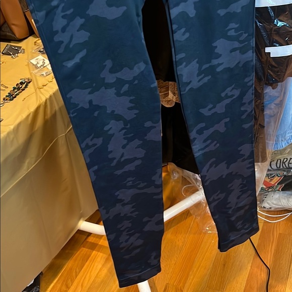 SPANX Dark Camouflage Leggings - Picture 7 of 8